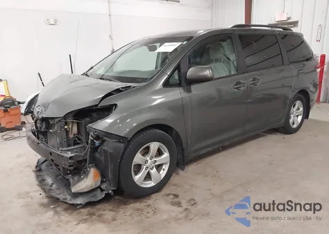 2014 Toyota Sienna Le V6 8 Passenger z USA, uszkodzony, nr VIN 5TDKK3DC1ES476920